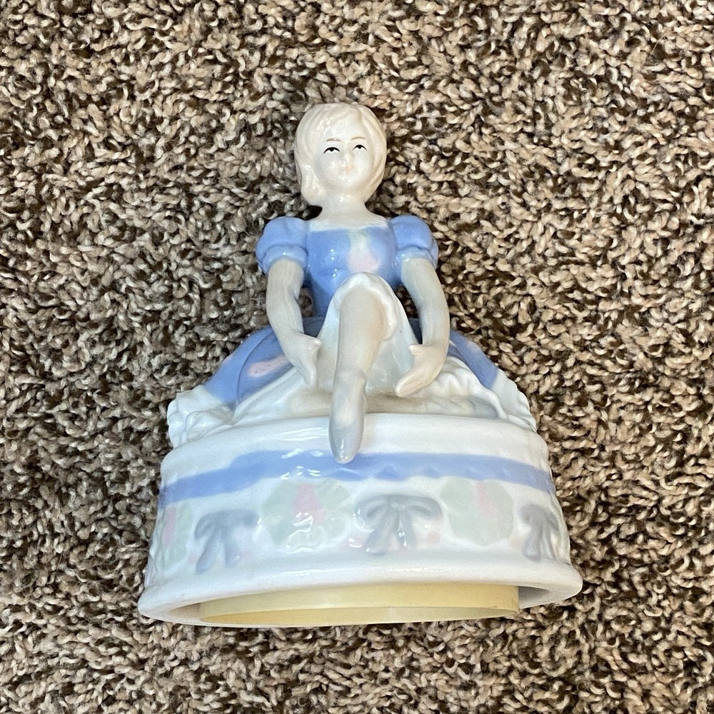 Vintage Swan‎ Lake Ballerina Spinning Music Box Porcelain 6.5''H x 4.5''W .